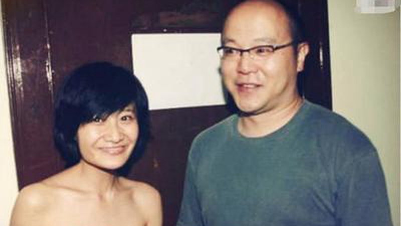 窦靖童宋妍霏街头分食一碗粉，私下互动亲密引恋情猜测